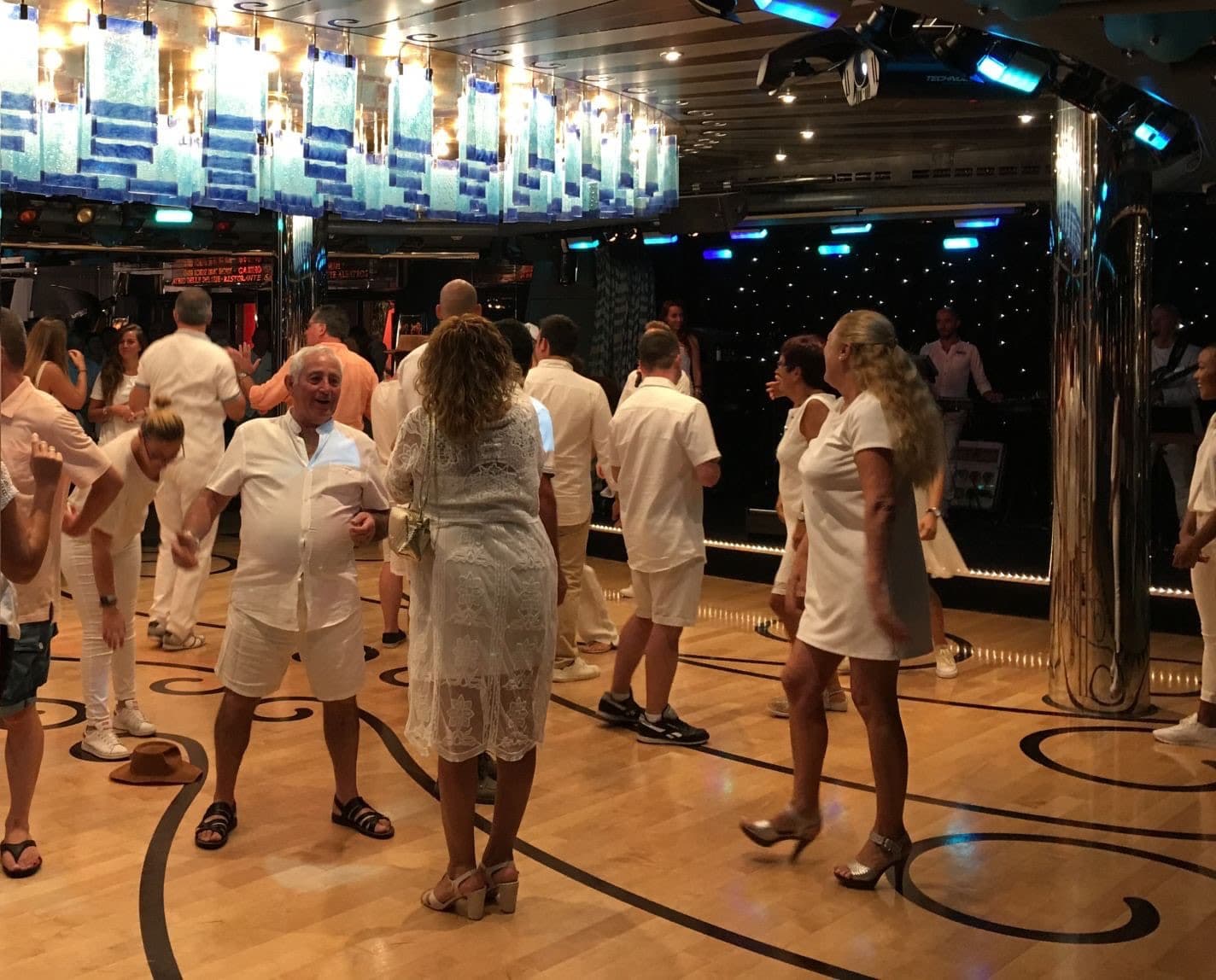 クルーズ旅行での服装やドレスコードはこれでOK【初心者向け】