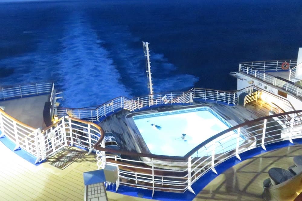 初冬のクルーズでもプールで泳げるの？《旅の話題～クルーズ編7》トライデントグリルのハンバーガー～台湾女子旅＆ダイヤモンドプリンセスで初クルーズー2018.12月・本編8-4