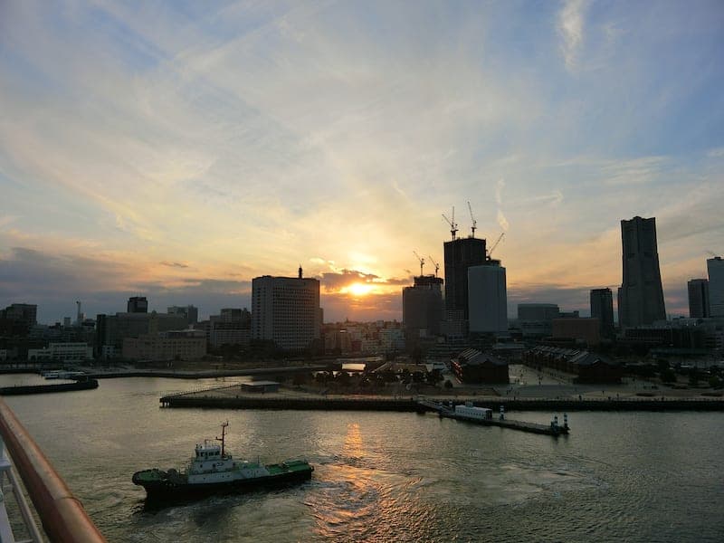 ダイヤモンドプリンセス　夕焼けと共に出港