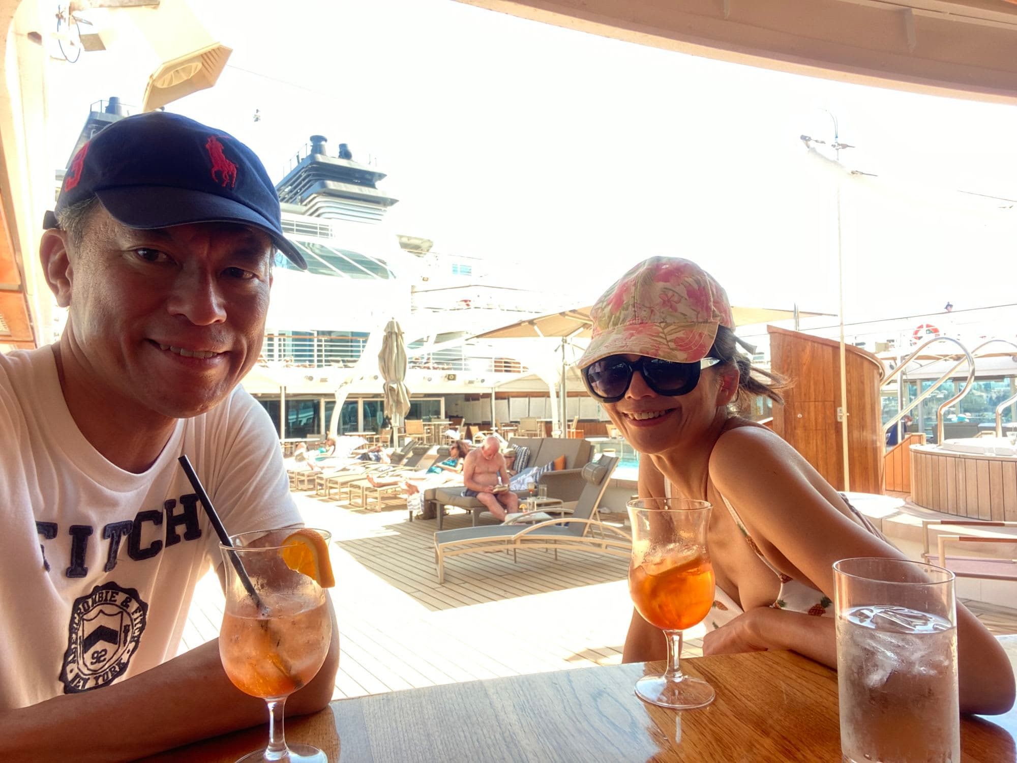 夕暮れのプールサイド