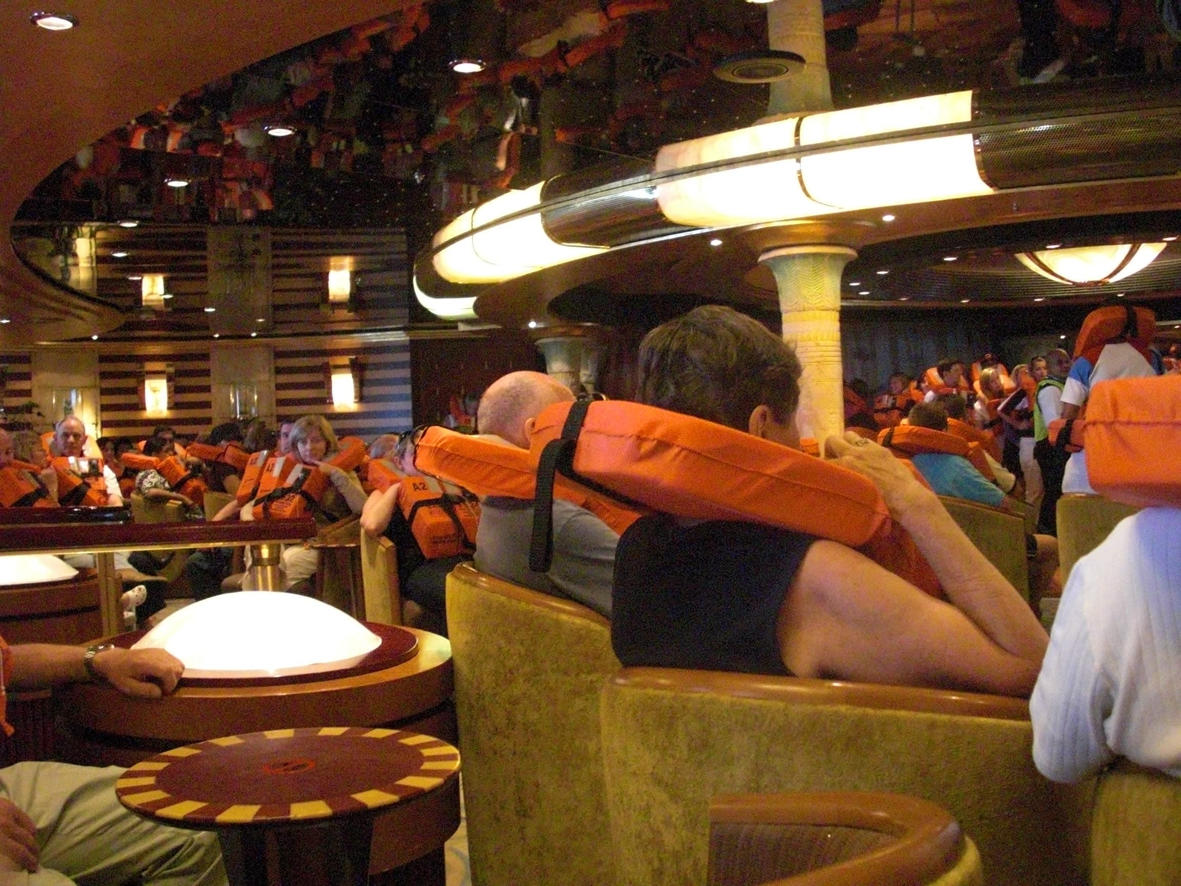 初めての避難訓練と出港