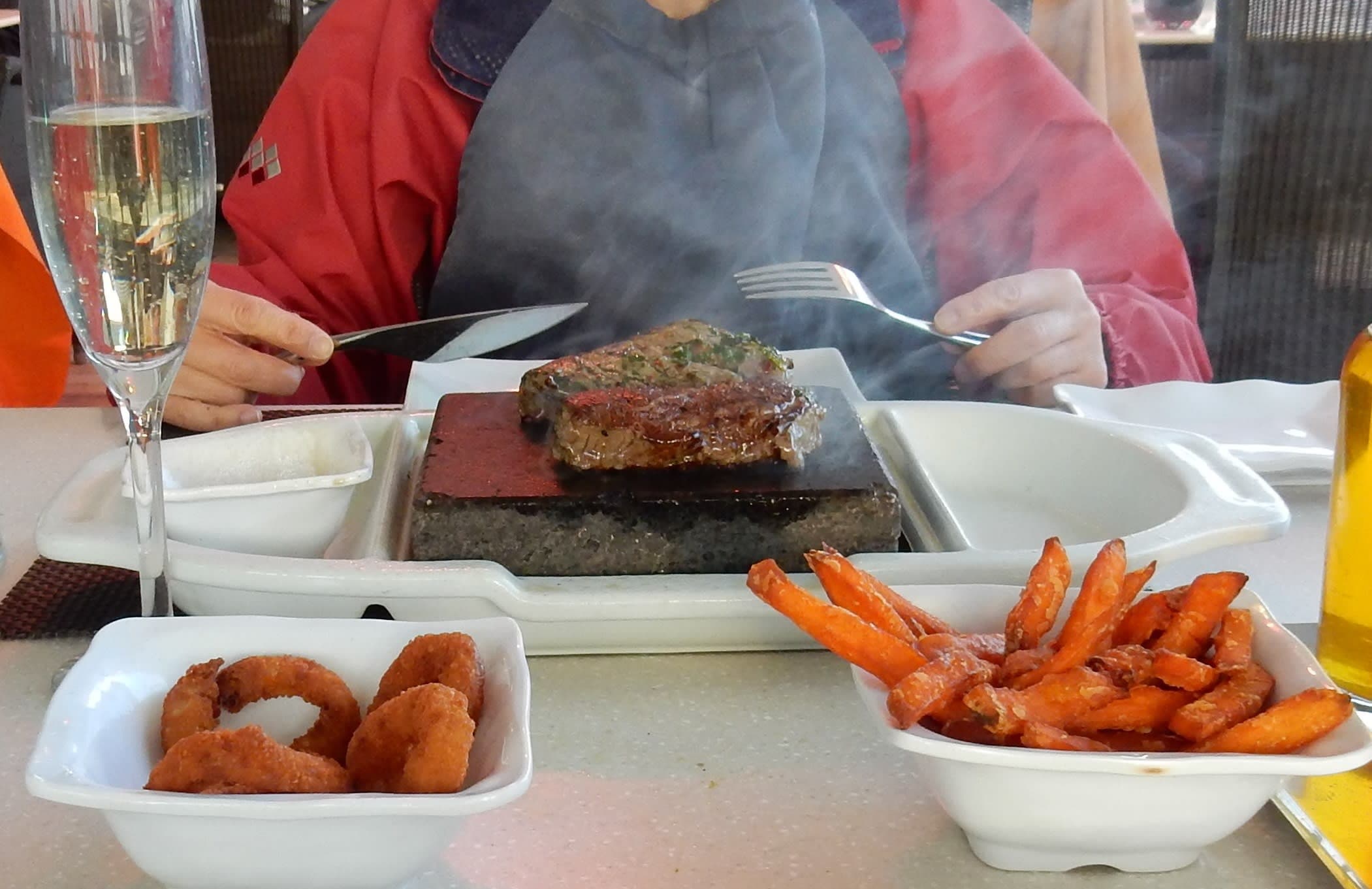 このクルーズラインに乗ったら食べたい！「名物料理」5選