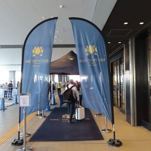 長蛇の列の一般乗船客を横目に見ながらヨットクラブ利用者はVIP扱いでスイスイと乗船。