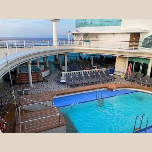 サンデッキの丸い舷窓付きの白いドアを開けると