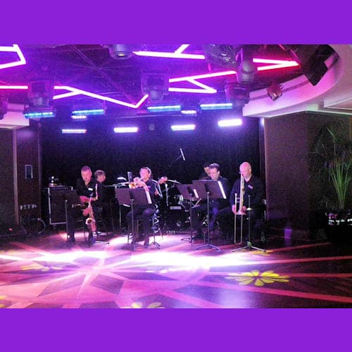 この船はシアターでのショーが一回だけしかなく、しかも9時45分からと遅い。小型から中型の高級船はだいたいこのパターンだけど、時差ボケで夜早く眠くなるエリアのクルーズでは、これはけっこうつらい。 今回はなかなか時差ボケが取れず、いつもシアターには行くんだけれど座ったとたんに眠くなって退散となった。高級船のシアターで居眠りの舟をこぐなんてみっともないしねえ。 見ていないので他のお客さんから聞いた話だけど、シンガーもダンサーも高水準だったそうだ。ショーを逃したのは残念だ。 ビッグバンドは船長主催パーティーでお目にかかれた。客の年齢に合わせてか選曲もよく上手で、とても楽しめた。