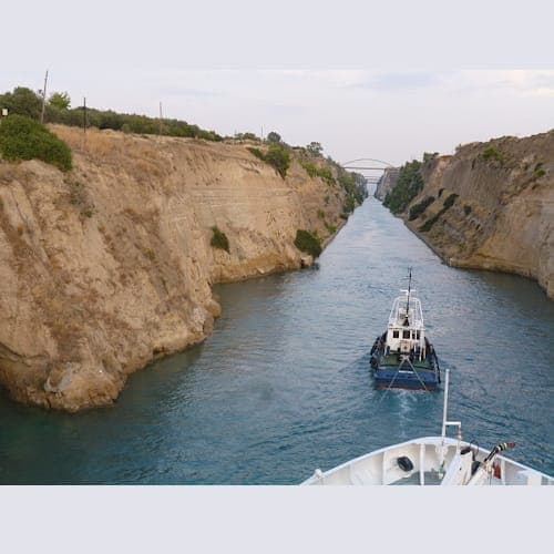 今回のメインイベント、コリントス運河の通過