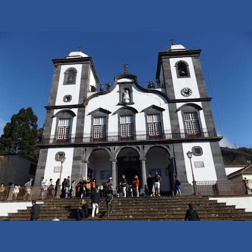 ポルトガルには初入国
マデイラ島の丘の上の教会⛪は他のヨーロッパ各国より地味な印象⁉️
トボガンという手押しのソリで丘を下りたかったのですが、旅行会社のパッケージツアーだったので諦めました😭