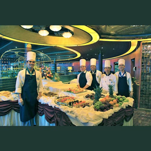 笑顔が絶えないインドネシア人ウェイター&シェフ