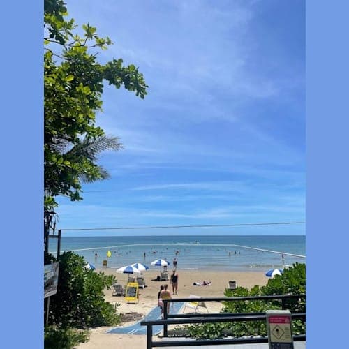 ポート・ダグラスの浜。保護ネットの中で泳ぐようになっている。