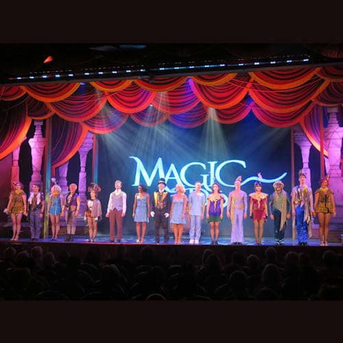 16名のダンサーによるプロダクションショーは圧巻。