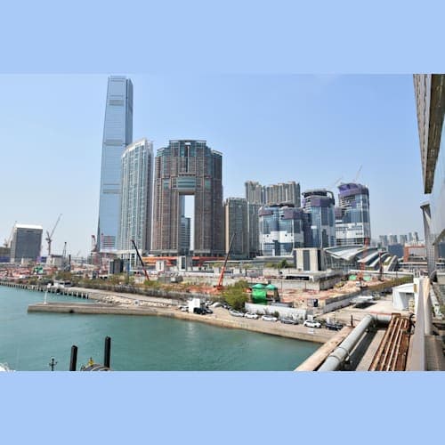 香港・九龍地区の西側では近未来的な大型ビルの建設が進んでいました。