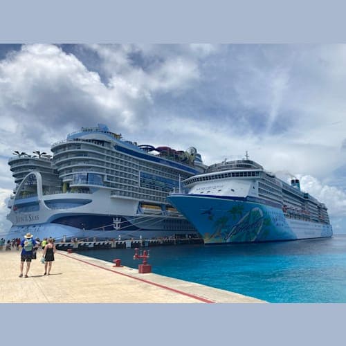 旧コスタ・アトランティカ(8.5万トン)のマルガリータヴィル・アイランダーと並んで入港。