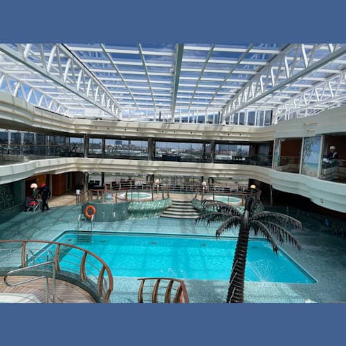 室内プールとジャグジー
寒さを感じることなく夜9時ごろまでジャグジー入れます。