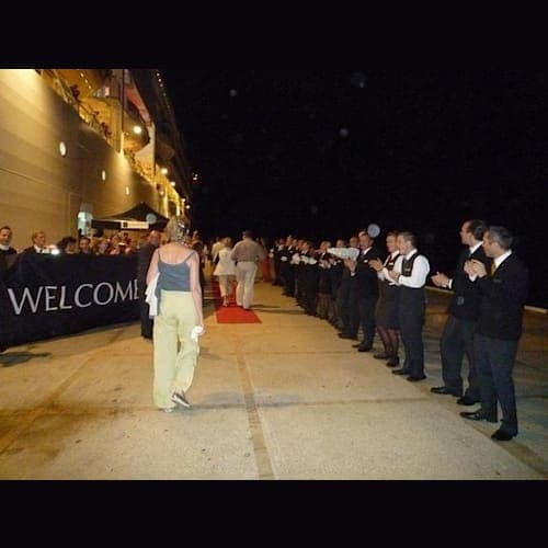 船主催のエフェソスのコンサートから帰るとクルーが並んで迎えてくれました。