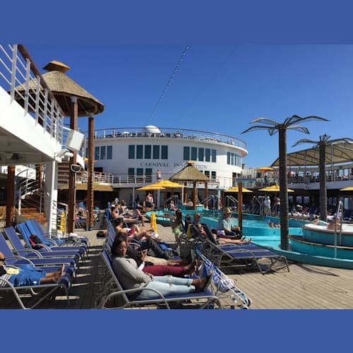 昼間のプールエリア