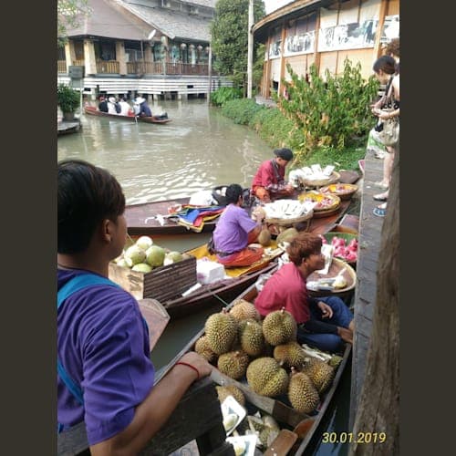 次いでパタヤの水上マーケット。ここはシンボル的なテーマパークといった感じで、多くの店は(船ではなく)ブースでものを売っている。だが、面白くて、時間はいくらでもつぶせる。