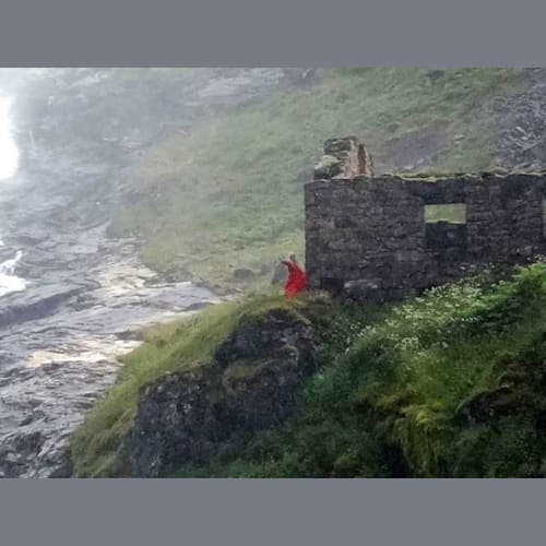 突然音楽が響き渡り、なんだろと思ったら滝の脇の廃墟からダンサー登場。