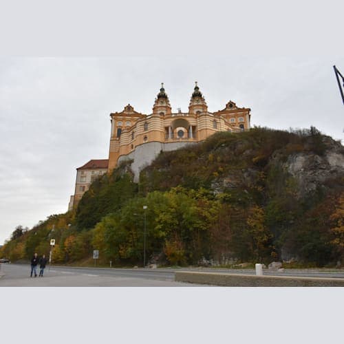 崖の下から見たメルク修道院