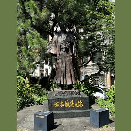 高知だけでなく長崎にも坂本龍馬の像があります。
ブーツを履き、ピストルを袴に挟んでいます。