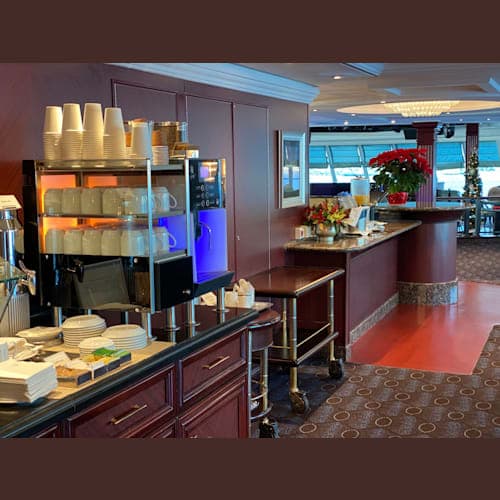 船首にあるHORISONSでは、いつでもコーヒーなどが頂けます。