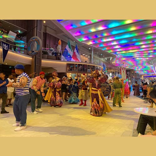 プロムナードで行われるパレードはオアシスクラスと同じ様々な海の海賊が登場。