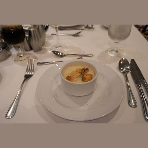 ランチで飲んだスープがとてもしょっぱい時があったので残したらすぐに問題があるかどうか聞かれました。
塩気が強すぎることを伝えるとシェフに伝えるとのこと。
この日のスープは丁度良い塩加減で美味しかったです。