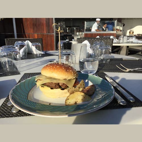 プールサイドグリルでハンバーガー。チーズにオニオンをトッピング。