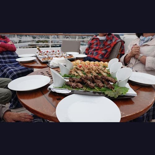 佐世保港入港−ハウステンボスも九十九島も再度の訪問なので行きませんでした、かと言って行く当てもなく佐世保5番街を散歩して帰船。
夕食前にWindstar Cruises | Emerald Waterways
セブンシーズリレーショ ンズ 株式会社 代表の榎本さん 、主催の日本人乗船客の顔合わせがおこなわれました。
乗船客は約200名、日本人乗客は3組の夫婦のみ。