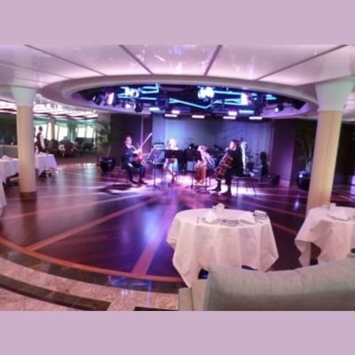 毎日午後4~5時に最上階先端のホライズンラウンジでアフタヌーンティーが催されます。紅茶、ケーキ、サンドイッチ、スコーンが供され、弦楽四重での演奏があります。