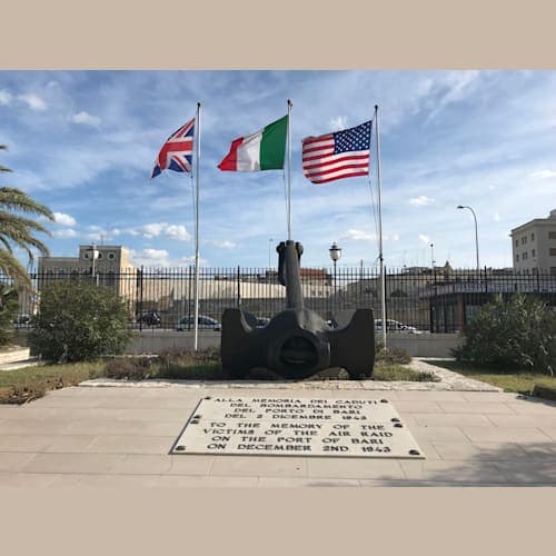 バーリ港のモニュメント