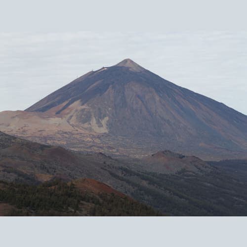 カナリア諸島は火山列島 富士山に似てるテイデ山 荒涼とした風景はNASA認定の地球で一番月に似た風景だそうです
「猿の惑星」のロケ地に選ばれたのも納得👌 テイデ山を見上げるレストランで名産の赤ワイン付きランチをいただきました😍
火山の麓で育ったブドウのワインは例外無く美味しいですね🍷👍