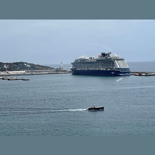 船の全景も一枚。イビザの港に停泊中のEdgeです。