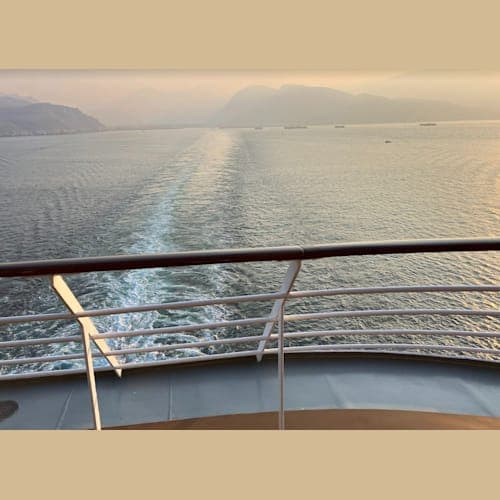 穏やかな入り江のハシブを出航しました。