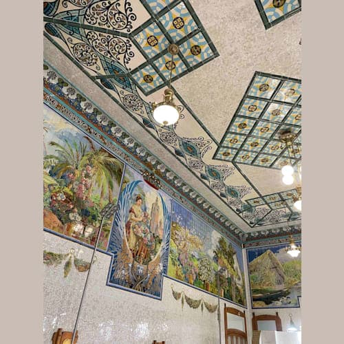 バレンシア闘牛場の隣にある北駅の待合室は鮮やかなタイルモザイク。一見の価値ありです。