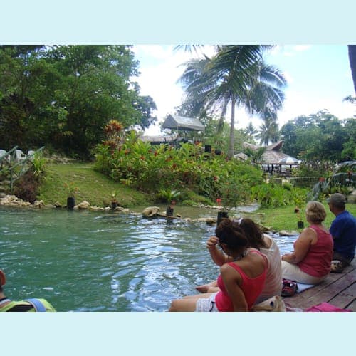 疲れた足を水に浸して休憩。