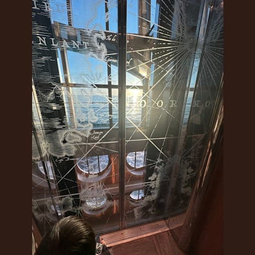 中央エレベーターからの眺めはいつも素晴らしかったです。この船、本当に作りが美しい。