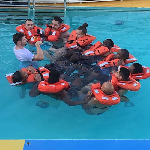 早朝、乗組員によるプールでの遭難時の緊急訓練風景。珍しい光景なので撮りました。