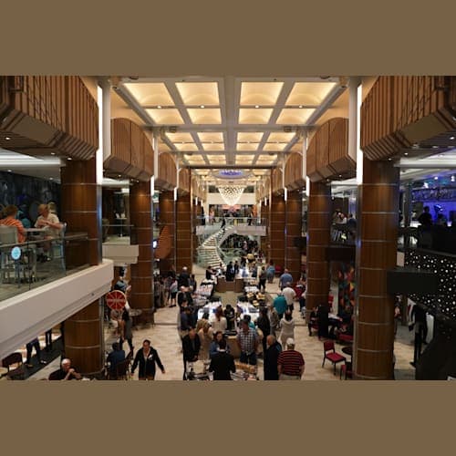 ロイヤルエスプラネードでは毎日さまざまなセールを開催!