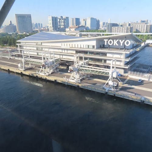 東京国際クルーズターミナルの外観は日本の伝統的な「屋根のそり」を取り入れたデザインで陸側はお客様を迎えるために、岸壁側は船を迎えるために反った意匠となっているらしい。
MSCベリッシマは基隆に向けて東京港を出港。