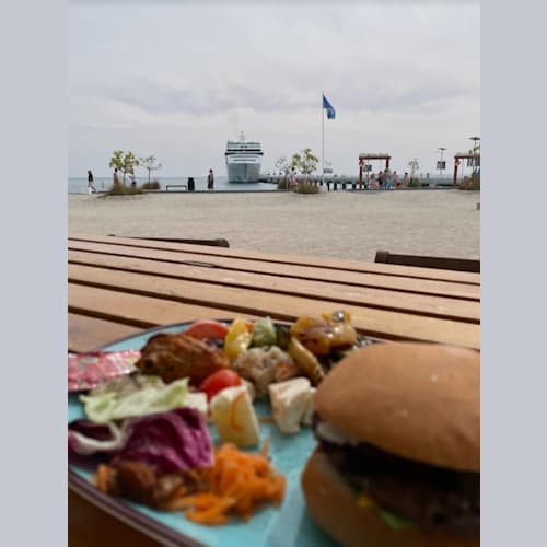 午前中にサファリツアーでしたので、戻って船のキッチンが提供する
バーガーやケバブを食べました。もちろん無料です。