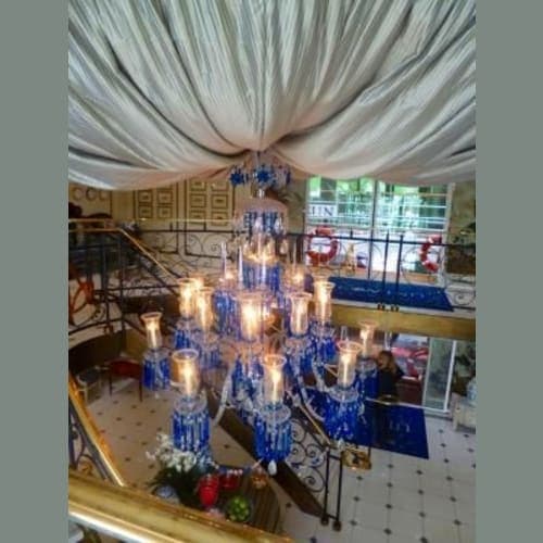 ロビーのシャンデリアも華やか