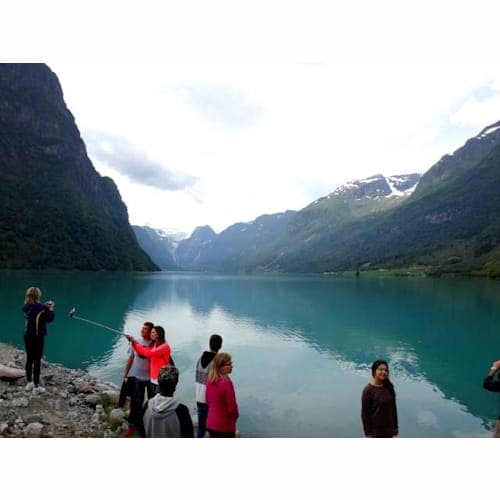 素晴らしい眺めの湖畔で休憩。
