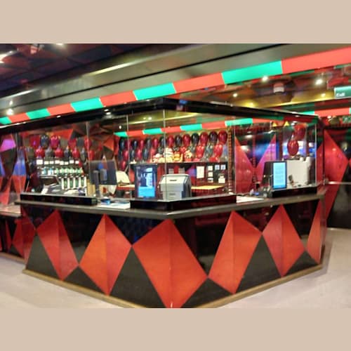 カジノのキャッシャー。ここでテーブルゲームで使用済みのカード(トランプ)をUS$2でお土産に買えるが、そんなことはどこにも掲示してないので、知らない人は気付かず買えない。