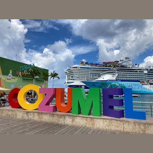 コズメルはインターナショナルターミナルに入港します。