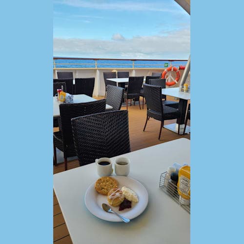 デッキ11船尾のグリルブッフェ。ここでアフタヌーンカフェタイムにスコーンや焼き菓子が楽しめます。
