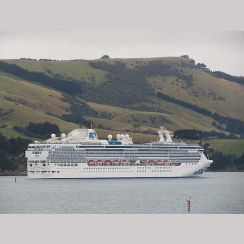 ダニーデン港を出港していくワールドクルーズ中のアイランド・プリンセス