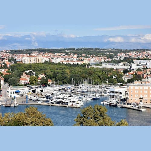 大聖堂の塔から見たザダルの内陸側です。