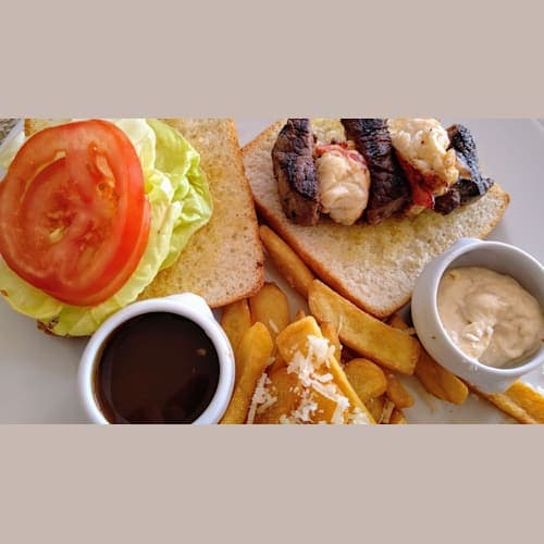 「ウェイブスグリル」のサーフ&ターフバーガー