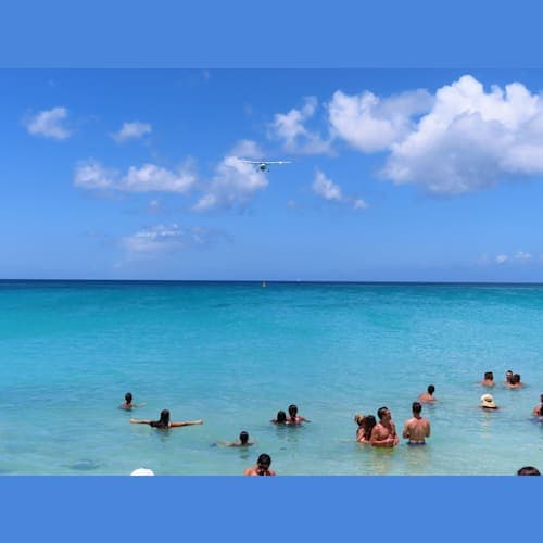 暑いので海に入りながら飛行機を待つ人達