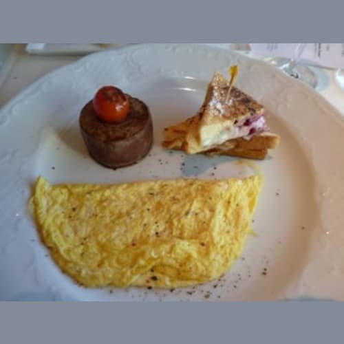 特別な朝食のプレゼント。トリュフ入りのオムレツ。